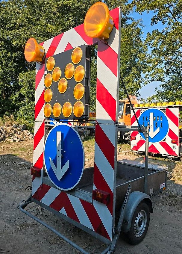 Nissen FAT Absperrtafel VZ616 Fahrbare Verkehrsleittafel Verkehrssicherungsanhänger Verkehrsleitanhänger Trebbiner Horizont Sperrwand