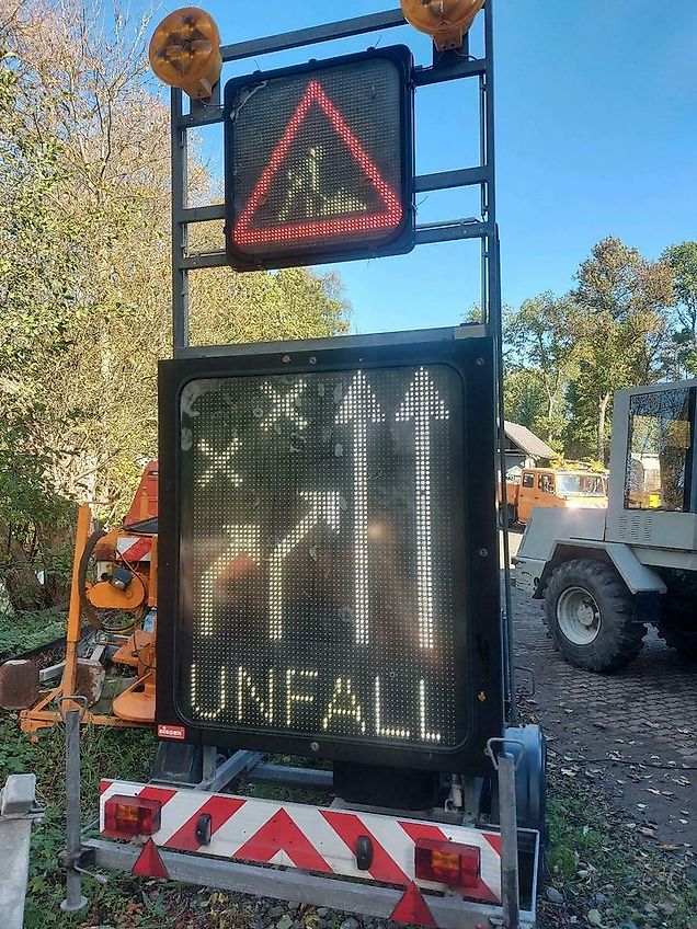 Nissen VLT LED Schilderwagen Verkehrssicherungsanhänger Leittafel