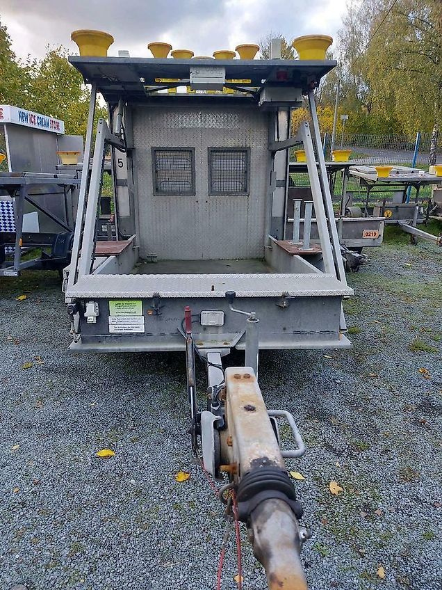 Mersch Absperrtafel Verkehrssicherungsanhänger Leittafel Nissen